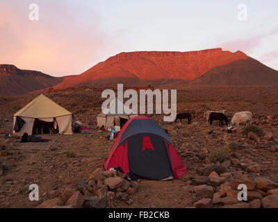 Morgenlicht vom Campingplatz in der Nähe von Tiguiza, Jbel Saghro, Marokko Stockfoto