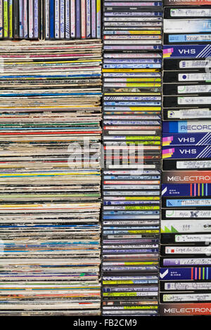 Stapel von LP-Platten, CDs und Videobändern auf dem O2, Peninsula Square, London - gestapelt, gehapelt Stockfoto