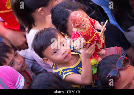 Cebu City, Philippinen. 8. Januar 2016. Römisch-katholische feierliche Messe statt in der Basilika Minore del St.Nino am zweiten Tag der Fiesta Señor (Sinulog). Eine neuntägige religiöses Fest zu Ehren der Santo Nino De Cebu (heilige Kind von Cebu). Viele Anhänger bringen mit sich eine Santo Nino-Figur, die das Jesuskind darstellt. Bildnachweis: imagegallery2/Alamy Live-Nachrichten Stockfoto