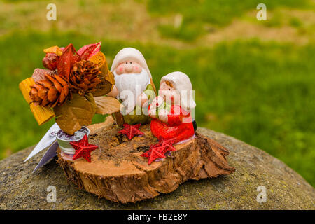 lebendige Farben ein Weihnachten Krippe, der seligen Jungfrau Maria und St. Joseph wachen über die Heiligen Jesuskind Stockfoto