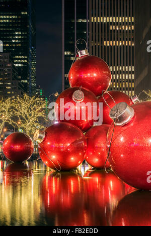 Riesigen roten ornaments Weihnachten auf Avenue of Americas (6th Avenue) während der Ferienzeit, Manhattan, New York, USA Stockfoto