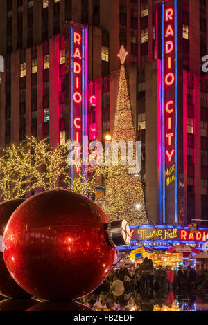 Riesigen roten ornaments Weihnachten auf Avenue of Americas (6th Avenue) während der Ferienzeit, Manhattan, New York, USA Stockfoto