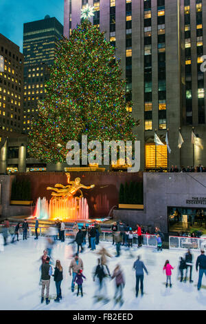 Plaza des Rockefeller Centers mit Eislaufbahn und Weihnachtsbaum zu senken, bei Nacht, Manhattan, New York, USA Stockfoto