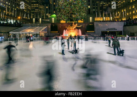 Senken des Rockefeller Center Plaza mit Eislaufbahn und Weihnachtsbaum, Manhattan, New York, USA Stockfoto