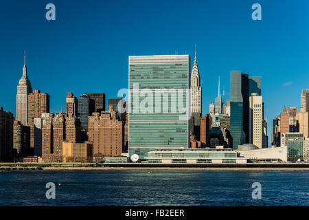 Skyline von Manhattan mit dem Hauptquartier der Vereinten Nationen, Empire State Building und Chrysler Building, New York, USA Stockfoto