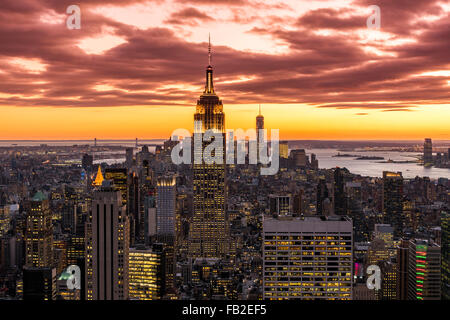 Blick über Midtown Manhattan Skyline bei Sonnenuntergang von der Spitze des Felsens, New York, USA Stockfoto