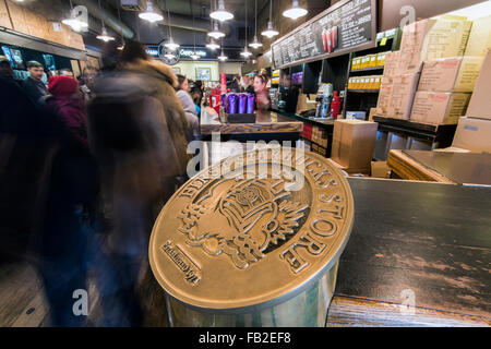 Plaque feiert die erste Starbucks-Filiale seit 1971 am Pike Place Market in Seattle, Washington, USA Stockfoto