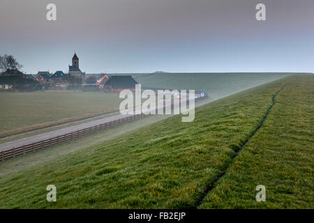 Niederlande, Wierum, Dorfzentrum nahe Seedeich Stockfoto