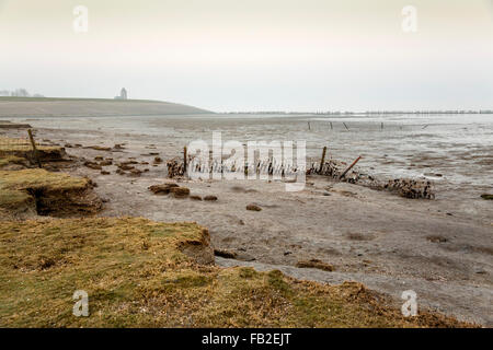 Niederlande, Wierum, Kirche und Meer Deich. Watten. Erbe der gescheiterten Bemühungen, dem Meer Land zurückfordern Stockfoto