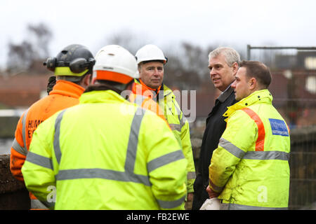 Prinz Andrew, der Herzog von York, spricht mit Arbeiter auf Tadcaster Brücke bei einem Besuch in der Stadt Tadcaster in North Yorkshire, die Schäden durch Hochwasser im letzten Monat zu sehen. Die Stadt wurde nach dem Platzen der Flusses Wharfe stark betroffen es Banken, die die Brücke teilweise Zusammenbruch verursacht ist. Bildnachweis: Ian Hinchliffe/Alamy Live-Nachrichten Stockfoto