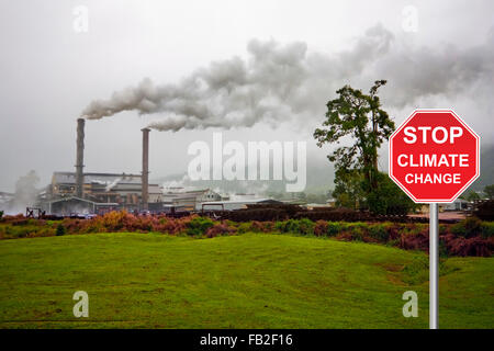 Fabrik mit Smog und Stop-Schild Stockfoto