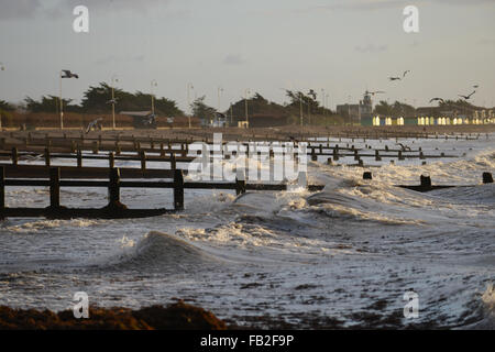 Wellen brechen am Strand in Littlehampton, West Sussex, Großbritannien. Stockfoto