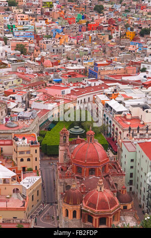 Templo de San Diego von oben betrachtet inmitten der farbenfrohen Gebäuden in der Stadt Guanajuato, Mexiko, Südamerika Stockfoto