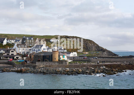 Am späten Nachmittag Sonne trifft die Küste bei Portpatrick in Dumfries und Galloway, Schottland, Großbritannien. Stockfoto