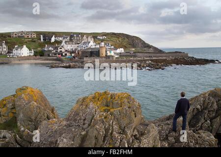 Am späten Nachmittag Sonne trifft die Küste bei Portpatrick in Dumfries und Galloway, Schottland, Großbritannien. Stockfoto