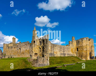 Carrickfergus Turm und die Ruinen der Warkworth Castle, einem mittelalterlichen Gebäude in Northumberland-Nord-Ost England UK Stockfoto