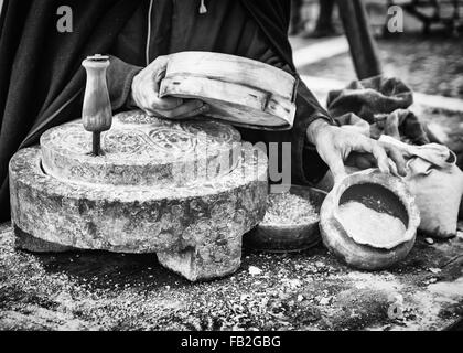 Alten Mühlstein, der per hand gedreht wurde, um Mehl und Brot zu produzieren. Stockfoto