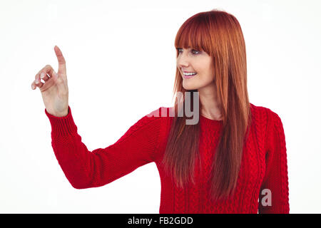 Hipster-Frau zeigt etwas lächelnd Stockfoto