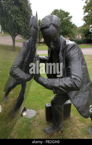 Ein anderes Spiel von Kevin Atherton, große Skulptur im öffentlichen Raum am Kings Hill in Kent Stockfoto