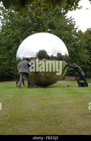 Ein anderes Spiel von Kevin Atherton, große Skulptur im öffentlichen Raum am Kings Hill in Kent Stockfoto