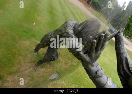 Ein anderes Spiel von Kevin Atherton, große Skulptur im öffentlichen Raum am Kings Hill in Kent Stockfoto