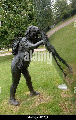 Ein anderes Spiel von Kevin Atherton, große Skulptur im öffentlichen Raum am Kings Hill in Kent Stockfoto