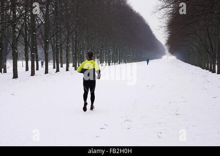 Menschen, jogging und walking im Schnee Stockfoto