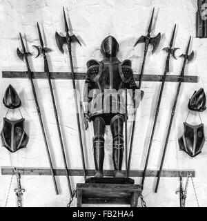 Mittelalterliche Rüstung zusammen mit Metal Hellebarden ausgesetzt. Stockfoto
