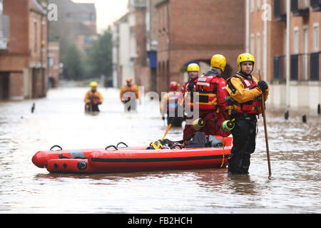 Rettungskräfte waten durch hohe Flutwasser in York, Yorkshire, Großbritannien, nach dem Fluss Ouse und Foss ihre Banken platzen. Stockfoto