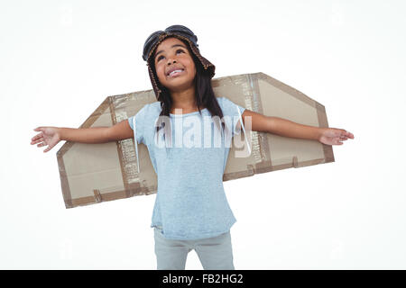 Mädchen mit gefälschten Flügeln vorgibt, pilot Stockfoto