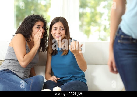 Klatsch-Freundinnen, die Kritik an einer anderen Frau zu Hause Stockfoto