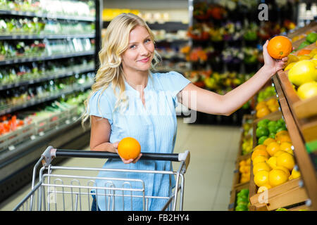 Lächelnde Frau Holding Orangen Stockfoto