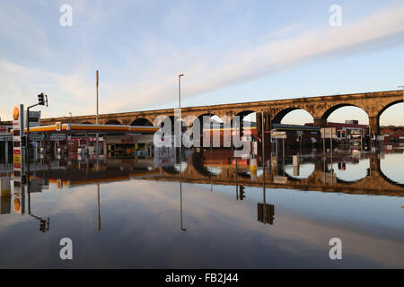 Kirkstall Straße in Leeds, West Yorkshire, Vereinigtes Königreich, ist von einer Straße in einen Fluss verwandelt, nachdem den Fluss Aire Banken platzen. Stockfoto