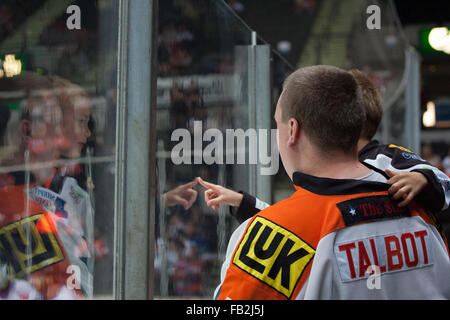 Vater und Sohn beobachten ein Sheffield Steelers-Eishockey-Spiel durch das Glas in der Sheffield Arena in Sheffield, England. Stockfoto