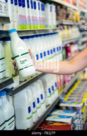 Womans Hand hält Milchflasche Stockfoto