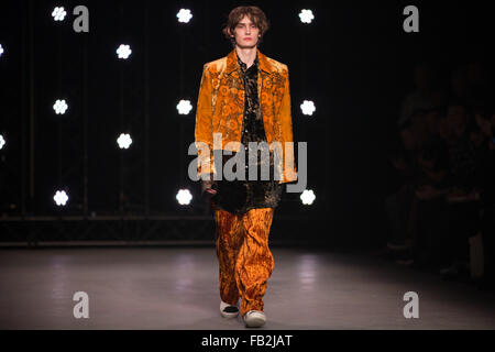 London, UK 8. Januar 2016. Topman Design eröffnet London Sammlungen: Männer-Herbst-Winter-2016 mit ihrer Laufsteg-Show. Bildnachweis: Chris Yates / Alamy Live News Stockfoto