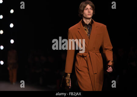 London, UK 8. Januar 2016. Topman Design eröffnet London Sammlungen: Männer-Herbst-Winter-2016 mit ihrer Laufsteg-Show. Bildnachweis: Chris Yates / Alamy Live News Stockfoto