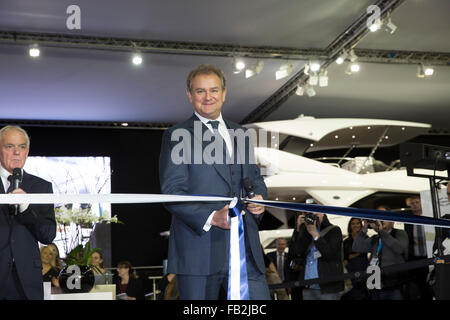 London, UK. 8. Januar 2016. Hugh Bonneville, britischer Schauspieler, öffnet dem Sunseeker Stand er 62. jährlichen London Boat Show in ExCel. Bildnachweis: Keith Larby/Alamy Live-Nachrichten Stockfoto