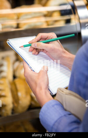 Frau, die Überprüfung ihrer Einkaufsliste Stockfoto