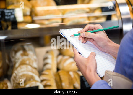 Frau, die Überprüfung ihrer Einkaufsliste Stockfoto
