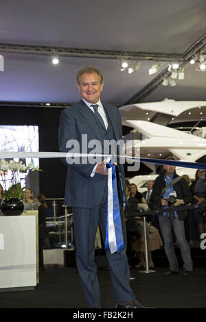 London, UK. 8. Januar 2016. Hugh Bonneville, britischer Schauspieler, öffnet den Sunseeker-Stand auf der 62. jährlichen London Boat Show in ExCel. Bildnachweis: Keith Larby/Alamy Live-Nachrichten Stockfoto