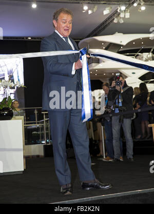 London, UK. 8. Januar 2016. Hugh Bonneville, britischer Schauspieler, öffnet den Sunseeker-Stand auf der 62. jährlichen London Boat Show in ExCel. Bildnachweis: Keith Larby/Alamy Live-Nachrichten Stockfoto