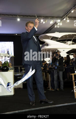 London, UK. 8. Januar 2016. Hugh Bonneville, britischer Schauspieler, öffnet den Sunseeker-Stand auf der 62. jährlichen London Boat Show in ExCel. Bildnachweis: Keith Larby/Alamy Live-Nachrichten Stockfoto