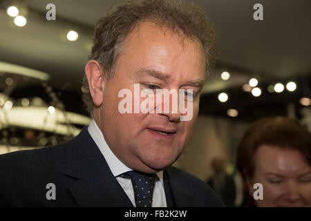 London, UK. 8. Januar 2016. Hugh Bonneville, britischer Schauspieler, öffnet den Sunseeker-Stand auf der 62. jährlichen London Boat Show in ExCel. Bildnachweis: Keith Larby/Alamy Live-Nachrichten Stockfoto