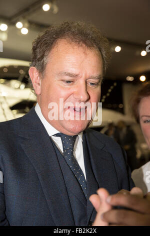 London, UK. 8. Januar 2016. Hugh Bonneville, britischer Schauspieler, öffnet den Sunseeker-Stand auf der 62. jährlichen London Boat Show in ExCel. Bildnachweis: Keith Larby/Alamy Live-Nachrichten Stockfoto