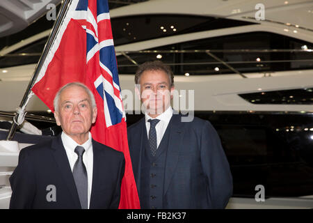 London, UK. 8. Januar 2016. Robert Braithwaite Gründer und Präsident von Sunseeker Posen mit Hugh Bonneville, britischer Schauspieler, auf die Sunseeker stehen auf der 62. jährlichen London Boat Show in ExCel. Bildnachweis: Keith Larby/Alamy Live-Nachrichten Stockfoto