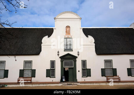 Die Figur des "Fülle" in der Nische der wichtigsten Giebel des Gutshauses Groot Constantia Wine Estate, Kapstadt. Stockfoto