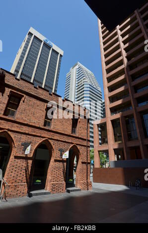 Der Kreuzgang, ein Sträfling gebaut Kolonialzeit Gebäude, unter Bürohäuser in Perth, Australien Stockfoto