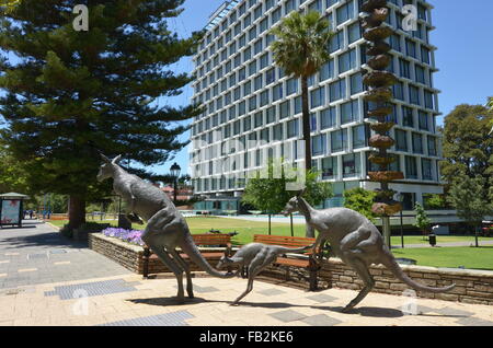 Känguru-Skulpturen vor Sozialwohnung und Stirling Gardens, Perth, Australien Stockfoto