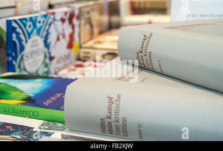 München, Deutschland. 8. Januar 2016. Die beiden Bände der kommentierten Edition des "Hitler, Mein Kampf - eine kritische Edition" präsentieren wir auf einem Tisch in der Buchhandlung Lehmkuhl. Institut Fuer Zeitgeschichte (Institut für Zeitgeschichte) präsentiert am Tag der Veröffentlichung, die kommentierte Ausgabe der ursprünglichen Veröffentlichung der entzündlichen Broschüre "Mein Kampf", verfasst von nationale sozialistische Diktator Adolf Hitler 1924. Bildnachweis: Dpa picture Alliance/Alamy Live News Stockfoto